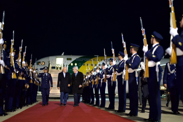 El ministro de Exteriores de Chile, Alberto van Klaveren, recibe al presidente de Brasil, Luiz Inácio Lula da Silva