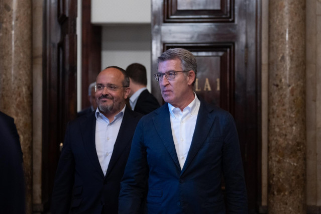 El líder del PP de Catalunya, Alejandro Fernández (i) y el líder del PP, Alberto Núñez Feijóo (d), llegan a una rueda de prensa  tras su reunión con el grupo del PP, en el Parlament de Catalunya, a 8 de julio de 2024, en Barcelona, Catalunya (España).