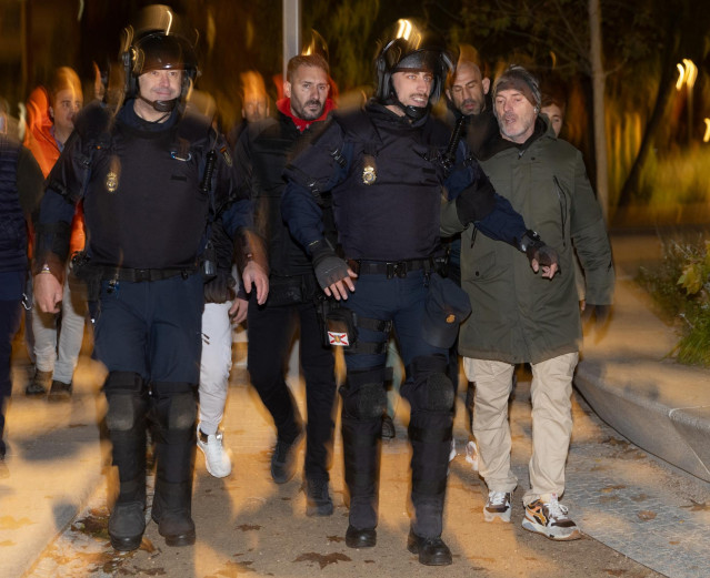 Archivo - El líder de Desokupa, Dani Esteve (d) junto con policías en una manifestación contra Pedro Sánchez en Ferraz