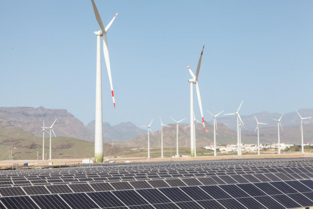 Archivo - Aerogeneradores y paneles solares en la inauguración del mayor complejo de generación de energías renovables de Canarias, a 27 de octubre de 2022, en San Bartolomé de Tirajana, Gran Canaria, Canarias (España). Este complejo es uno de los mayores