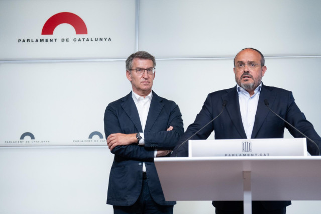 El líder del PP, Alberto Núñez Feijóo  y el líder del PP de Cataluña, Alejandro Fernández