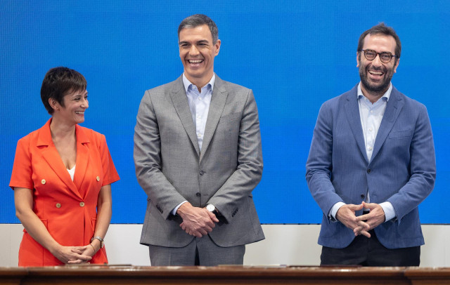 (I-d) La ministra de Vivienda y Agenda Urbana, Isabel Rodríguez; el presidente del Gobierno, Pedro Sánchez, y el ministro de Economía, Comercio y Empresas, Carlos Cuerpo.