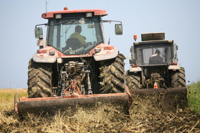 Archivo - Tractor en el campo