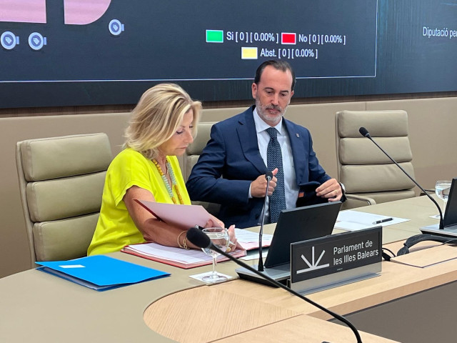 El presidente del Parlament, Gabriel Le Senne, junto a la diputada Misericordia Sugrañes, antes de comenzar la Diputación Permanente.