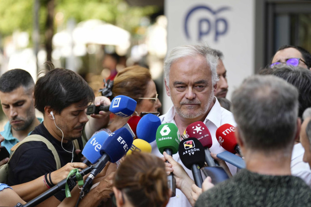 El vicesecretario de Institucional del PP, Esteban González Pons, ofrece declaraciones a los medios de comunicación a las puertas de la sede nacional del PP, en la calle Génova, Madrid, a 7 de agosto de 2024.