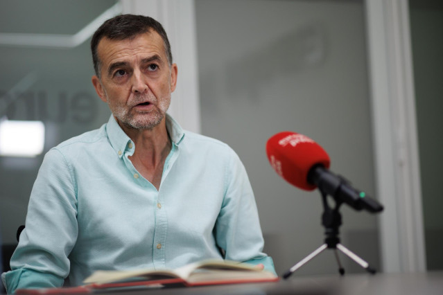 El coordinador federal de IU, Antonio Maíllo, durante una entrevista para Europa Press, en la sede de la agencia, a 7 de agosto de 2024, en Madrid (España).