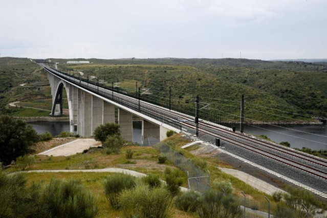 Viaducto de Contreras en la línea de alta velocidad Este