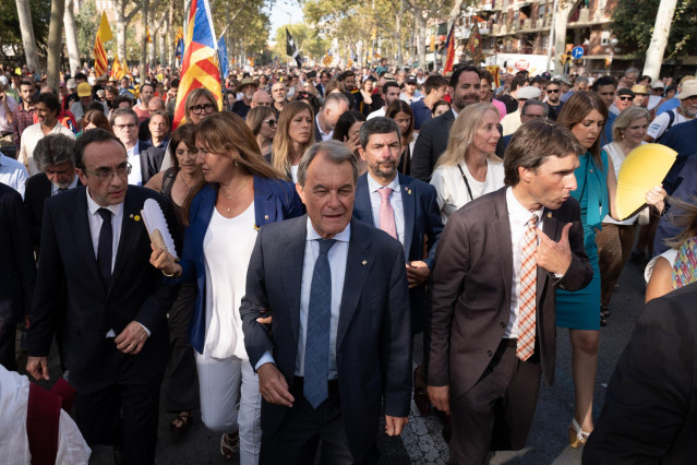 Laura Borràs, detrás de Artur Mas en el recibimiento a Puigdemont