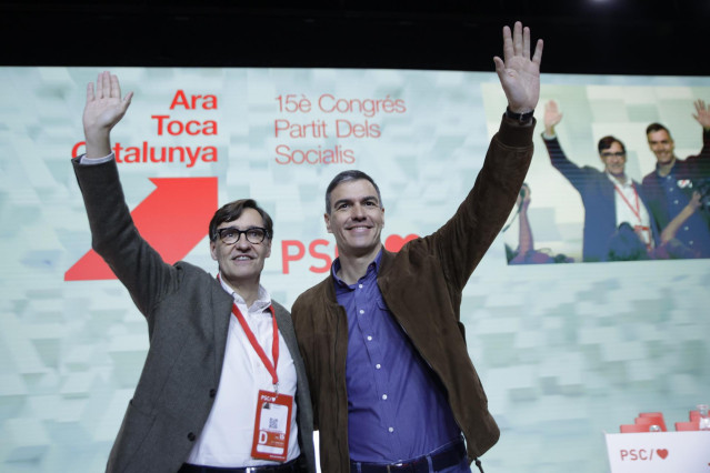 Archivo - El secretario general del PSOE y presidente del Gobierno, Pedro Sánchez (d), y el primer secretario del PSC, Salvador Illa (i), durante el acto de clausura del 15º Congreso del PSC, en el Palacio de Congresos de Cataluña, a 17 de marzo de 2024,