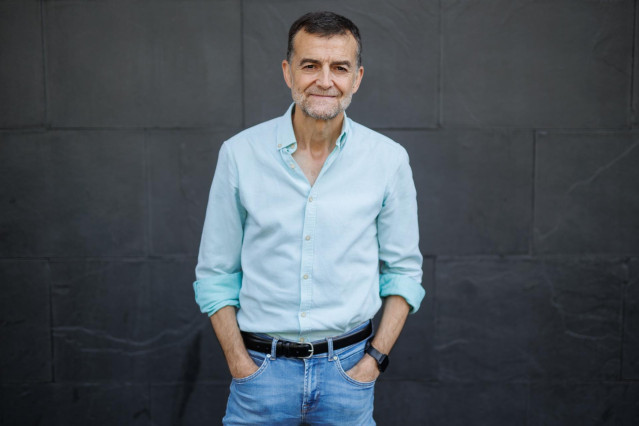 El coordinador federal de IU, Antonio Maíllo, posa tras una entrevista para Europa Press.