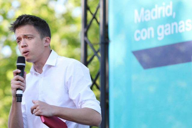 Archivo - El aspirante a la Comunidad de Madrid, Íñigo Errejón, participa en la presentación del Plan V - Madrid 2030: 'Madrid Más Verde', en el Puente de Segovia de la capital.
