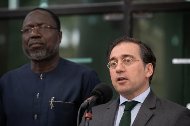 Archivo - El ministro de Asuntos Exteriores, José Manuel Albares (d), y el presidente de la Comisión de la Comunidad Económica de Estados de África Occidental (CEDEAO/ECOWAS), James Victor Gbeho (i), a 12 de enero de 2023, en Abuya, Nigeria (África).
