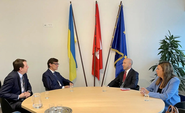 El presidente del gobierno regional de Cataluña, Salvador Illa (segundo desde la izquierda), durante una reunión con el secretario general del PES, Giacomo Filibeck (tercero desde la izquierda), en Bruselas con Javi López Fernández y Laura Ballarín Cereza