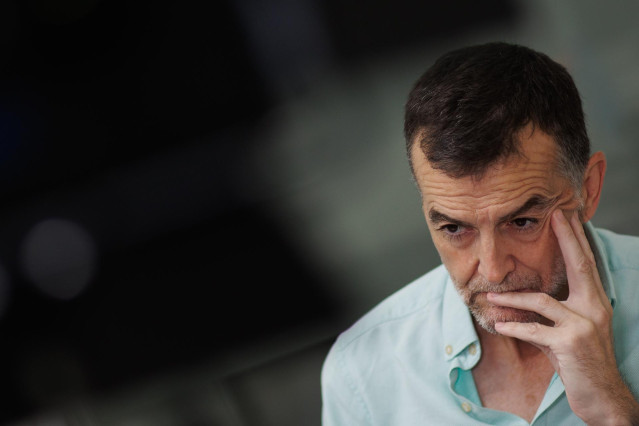 El coordinador federal de IU, Antonio Maíllo, durante una entrevista para Europa Press, en la sede de la agencia, a 7 de agosto de 2024, en Madrid (España).