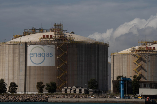 Archivo - Vista exterior de la planta regasificadora de Enagás en el Puerto de Barcelona, a 6 de octubre de 2022, en Barcelona, Cataluña, (España). Esta planta de regasificación resulta estratégica para la entrada de gas a Europa. La Unión Europea está re