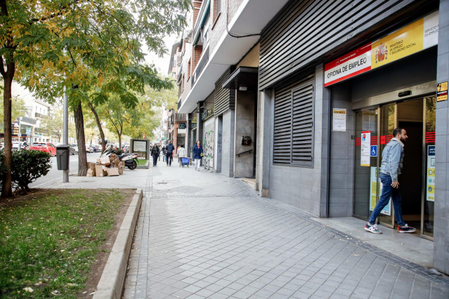 Archivo - Una persona entra a la Sepe de Acacias, a 2 de diciembre de 2022, en Madrid (España). La contratación cae un 29,5%, pero los indefinidos se duplican y suponen el 43,2% del total. El número de parados registrados en las oficinas de los servicios