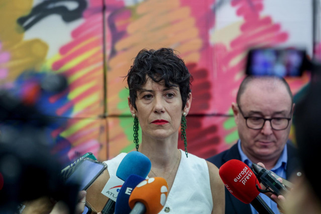 La ministra de Inclusión, Seguridad Social y Migraciones, Elma Saiz, y el director del Área de Migraciones de Cruz Roja Española (CRE), José Javier Sánchez Espinosa, atienden a los medios de comunicación tras el acto de entrega del Informe del Sistema de