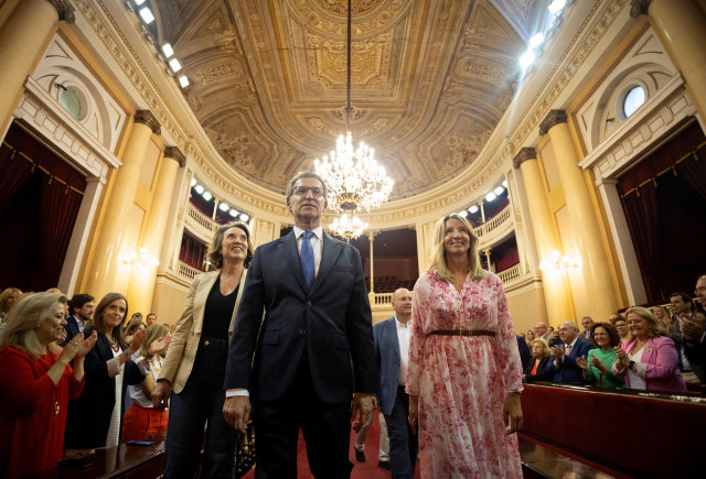 (I-D) La secretaria general del PP, Cuca Gamarra; el presidente del Partido Popular, Alberto Núñez Feijóo, y la portavoz del PP en el Senado, Alicia García, a su llegada a una reunión con los grupos parlamentarios del partido Popular, a 24 de julio de 202