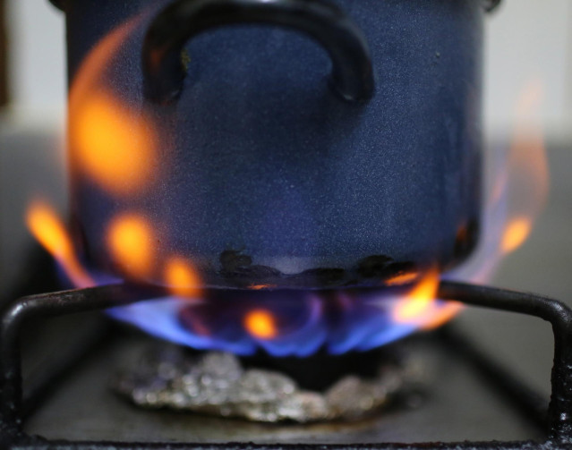 Archivo - Una olla es calentada sobre el fuego de una cocina de gas, en Madrid (España)