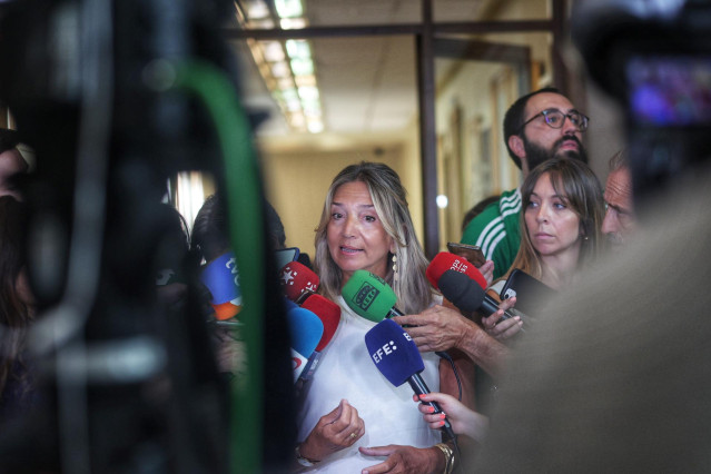 La portavoz del PP en el Senado, Alicia García, atiende a los medios de comunicación antes de la comparecencia del ministro de Asuntos Exteriores, José Manuel Albares, en el Senado, a 13 de agosto de 2024, en Madrid (España). El ministro ha explicado el c