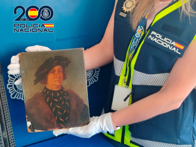 Agentes de la Policía Nacional han detenido a un hombre que transportaba hacia Milán un cuadro cuya presunta autoría era Leonardo Da Vinci y que estaría valorado en 1.300.000 euros, datos que el análisis técnico del Museo del Prado determinó falsos.