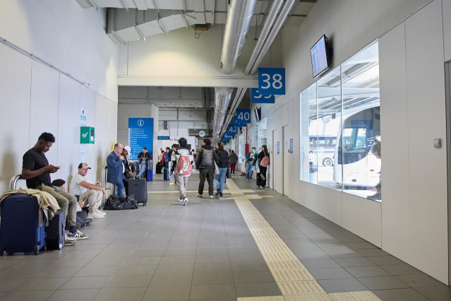 Archivo - Personas esperando en las dársenas de la estación sur de autobuses de Méndez Álvaro (Madrid).