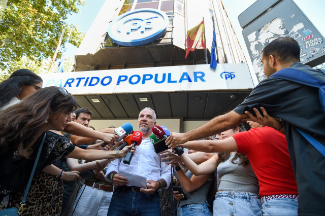El vicesecretario de Coordinación Autonómica y Local y Análisis Electoral del PP, Elías Bendodo, atiende a medios, en la sede del PP.