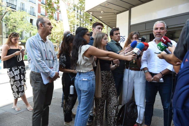 El vicesecretario de Coordinación Autonómica y Local y Análisis Electoral del PP, Elías Bendodo, atiende a medios, en la sede del PP, a 14 de agosto de 2024, en Madrid (España). Bendodo ha analizado la actualidad política.