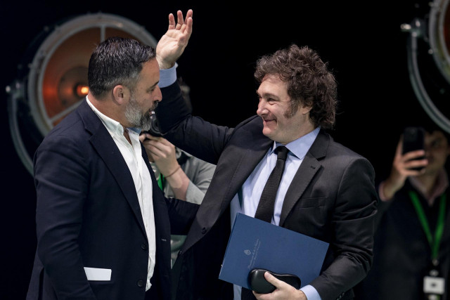 Archivo - El líder de VOX, Santiago Abascal (i), y el presidente de Argentina, Javier Milei (d), durante el acto ‘Viva 24’ de VOX, en el Palacio de Vistalegre, a 19 de mayo de 2024, en Madrid (España). El evento, llamado ‘Viva 24’ y organizado por VOX de