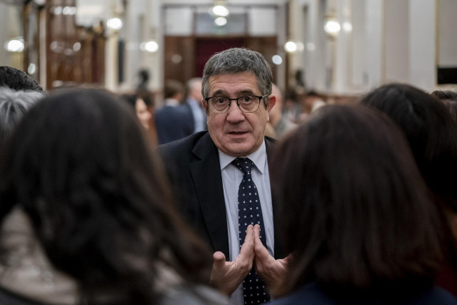 Archivo - El portavoz del PSOE en el Congreso, Patxi López, atiende a los medios de comunicación tras una sesión plenaria en el Congreso de los Diputados.