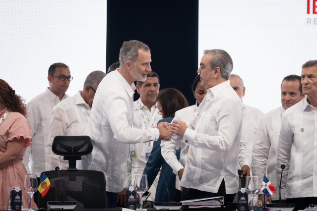 Archivo - El Rey de España Felipe VI (i) y el presidente de República Dominicana, Luis Abinader (d), se saludan al inicio de una sesión plenaria en la XXVIII Cumbre Iberoamericana de Jefes de Estado y de Gobierno, a 25 de marzo de 2023, en Santo Domingo (