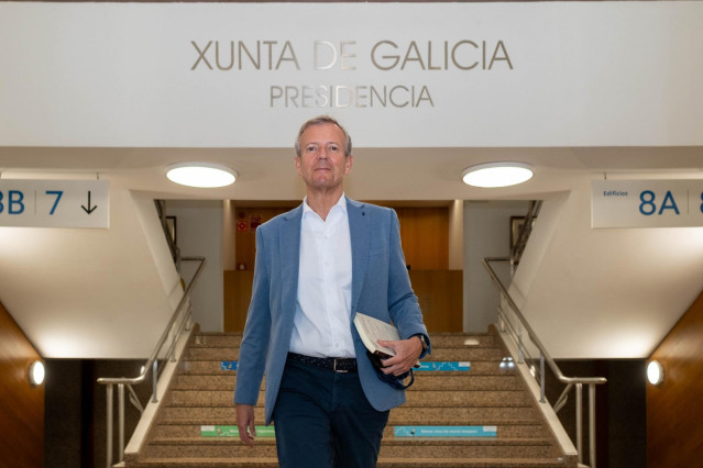 Rueda sale de su despacho en San Caetano tras la entrevista con Europa Press.