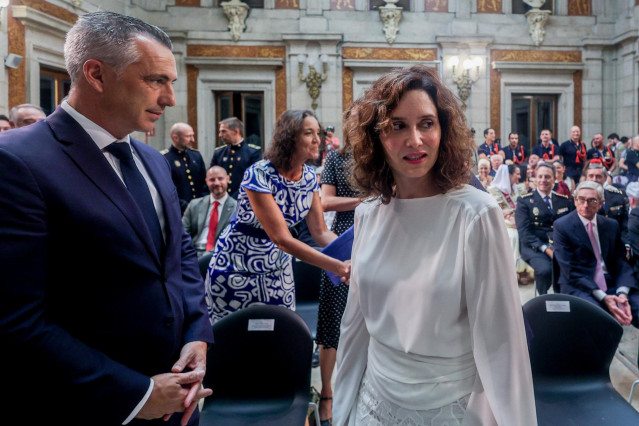 La presidenta de la Comunidad de Madrid, Isabel Díaz Ayuso, a su llegada al acto de entrega de las Palomas de Bronce-Bomberos de Madrid, en la Casa de la Villa, a 15 de agosto de 2024, en Madrid (España).