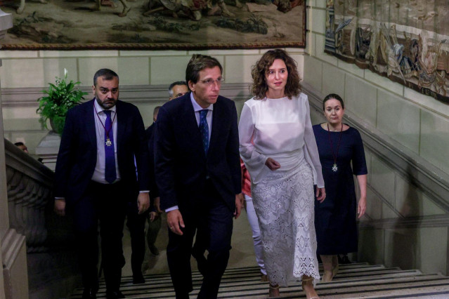 La presidenta de la Comunidad de Madrid, Isabel Díaz Ayuso, y el alcalde de Madrid, José Luis Martínez-Almeida, a su llegada al acto de entrega de las Palomas de Bronce-Bomberos de Madrid, en la Casa de la Villa, a 15 de agosto de 2024, en Madrid (España)