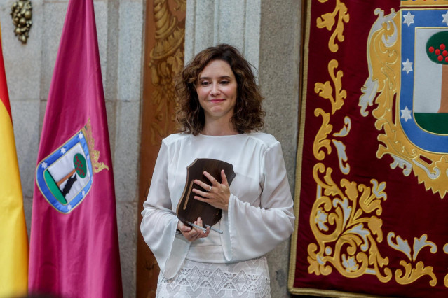 La presidenta de la Comunidad de Madrid, Isabel Díaz Ayuso, durante el acto de entrega de las Palomas de Bronce-Bomberos de Madrid, en la Casa de la Villa, a 15 de agosto de 2024, en Madrid (España).