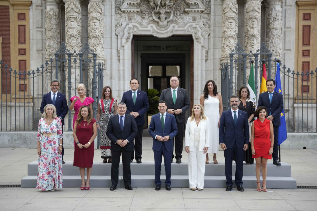 El presidente de la Junta de Andalucía, Juanma Moreno (c), junto a los consejeros, imagen de archivo.