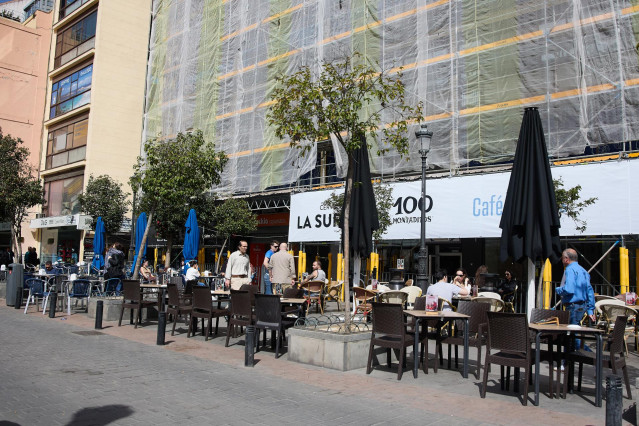 Archivo - Ambiente en una terraza de un bar, en Madrid (España).