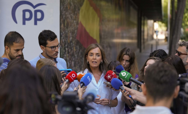 La vicesecretaria de Organización del PP, Carmen Fúnez, ofrece declaraciones a los medios de comunicación a las puertas de la sede nacional del PP, en Calle Génova 13, Madrid, a 16 de agosto de 2024.