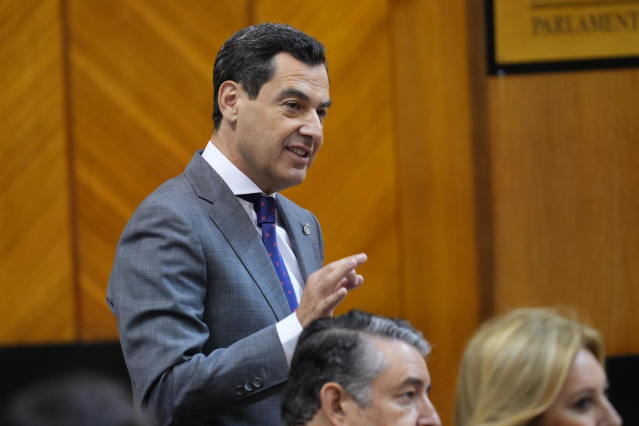 Archivo - El presidente de la Junta de Andalucía, Juanma Moreno, en una foto de archivo en el Parlamento andaluz.