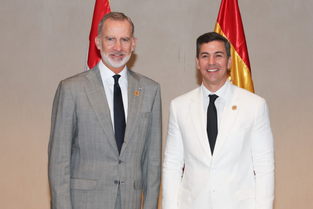 El Rey Felipe VI (i) mantiene un encuentro con el presidente de Paraguay, Santiago Peña