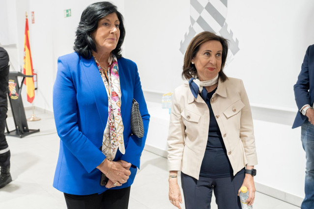 Archivo - La directora del Centro Nacional de Inteligencia, Esperanza Casteleiro (i), con la ministra de Defensa, Margarita Robles