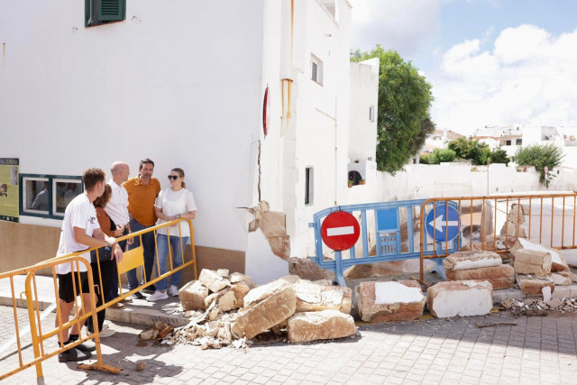 La presidenta del Govern, Marga Prohens, en su visita a los municipios de Alaior y Es Mercadal.