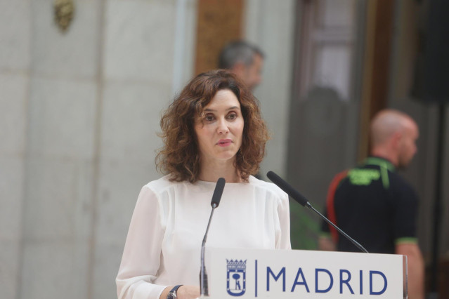 La presidenta de la Comunidad de Madrid, Isabel Díaz Ayuso, ofrece una rueda de prensa tras el acto de entrega de las Palomas de Bronce-Bomberos de Madrid, en la Casa de la Villa, a 15 de agosto de 2024, en Madrid (España).