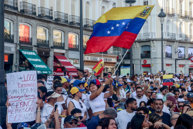 Varias personas durante una concentración contra Nicolás Maduro, en la Puerta del Sol, a 3 de agosto de 2024, en Madrid (España).