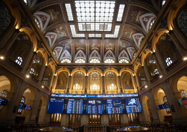 Archivo - Varios paneles del Ibex 35 en el Palacio de la Bolsa