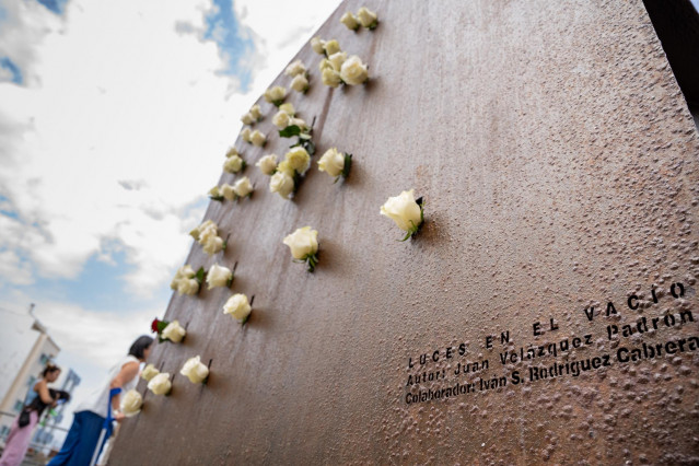 Archivo - Varias personas depositan flores en el monumento por las víctimas durante la ofrenda floral por el 15º aniversario de la tragedia de Spanair, en la playa de Las Canteras, a 20 de agosto de 2023, en Las Palmas de Gran Canaria (España).