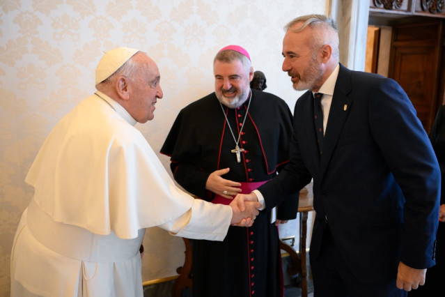 El presidente del Gobierno de Aragón, Jorge Azcón, saluda al Papa Francisco, junto al arzobispo de Zaragoza, Carlos Escribano.