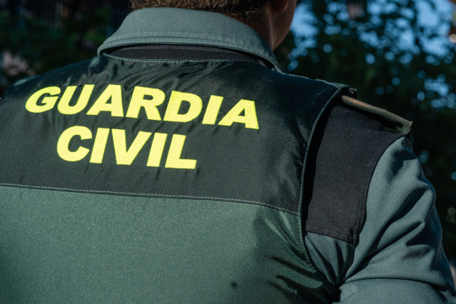 Un agente de la Guardia Civil durante el minuto de silencio por el asesinato de un menor, en la puerta del Ayuntamiento de Mocejón, a 18 de agosto de 2024, en Mocejón, ++