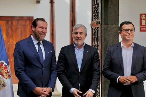 El ministro Óscar Puente junto al presidente de la comunidad autónoma de Canarias, Fernando Clavijo, y el consejero del área, Pablo Rodríguez