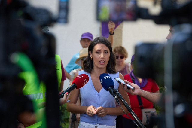 La eurodiputada de Podemos Irene Montero atiende a medios a su llegada a la visita de los trabajos de búsqueda de una fosa común de la Guerra Civil, en el Cementerio municipal de Fuencarral, a 19 de agosto de 2024, en Madrid (España).